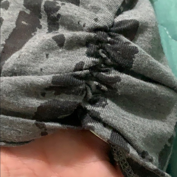 Cute cold shoulder shirt - Picture 2 of 2